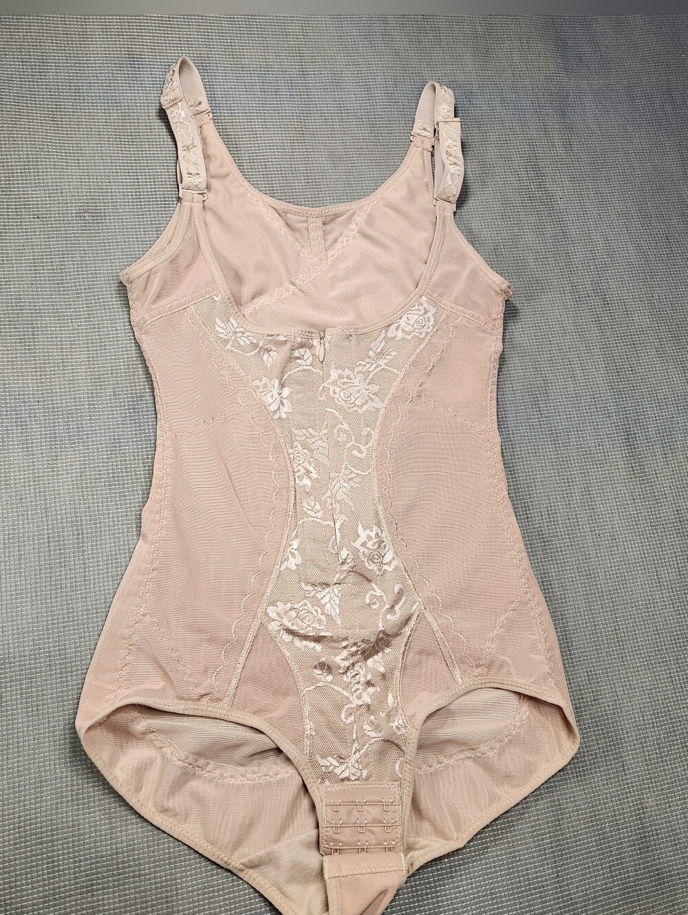 Women’s Shapewear Bodysuit - Light Blush Size L/G